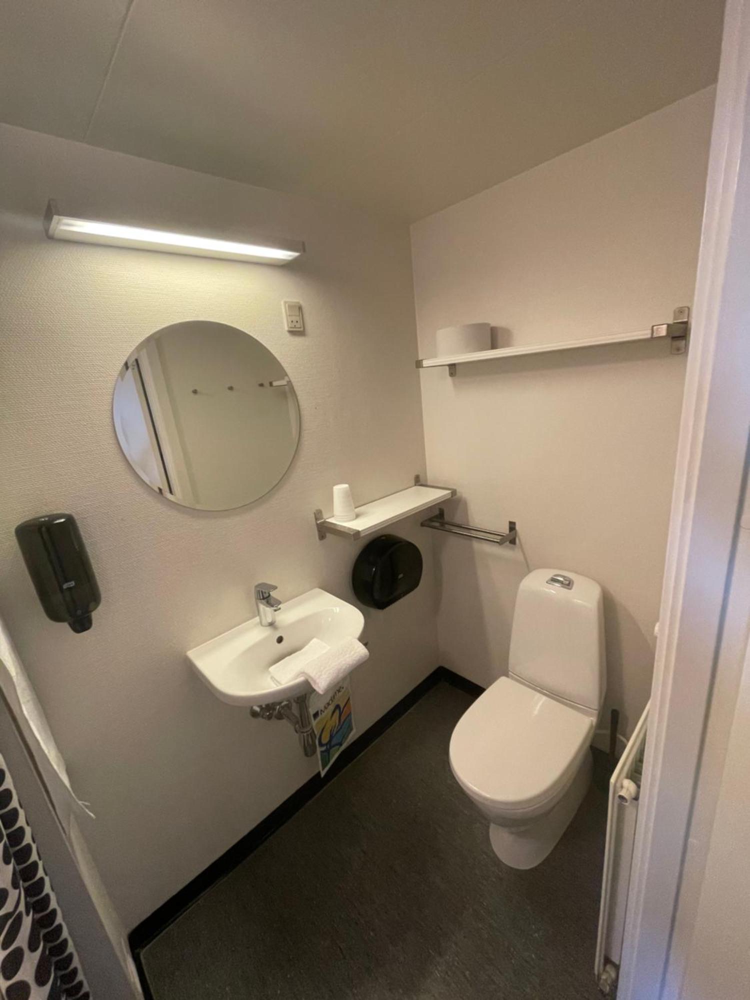 بيت شباب Stoberiet سفينبورغ المظهر الخارجي الصورة A typical bathroom in a hostel