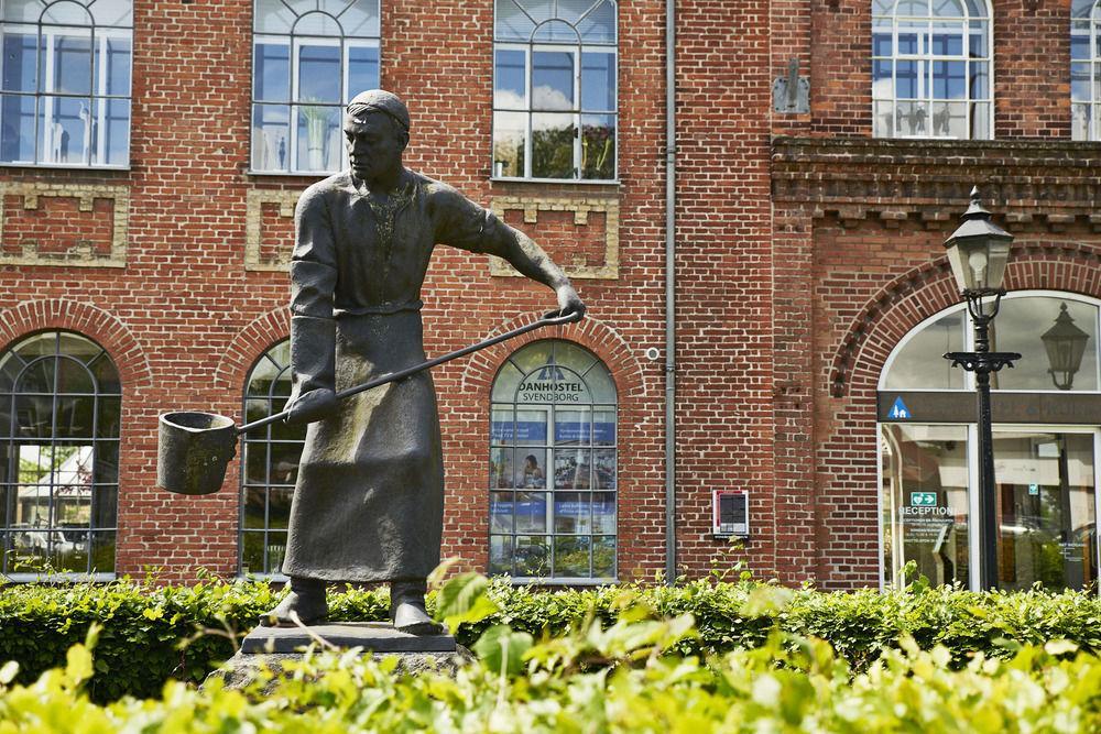 بيت شباب Stoberiet سفينبورغ المظهر الخارجي الصورة The statue of Mary Shelley in front of the school