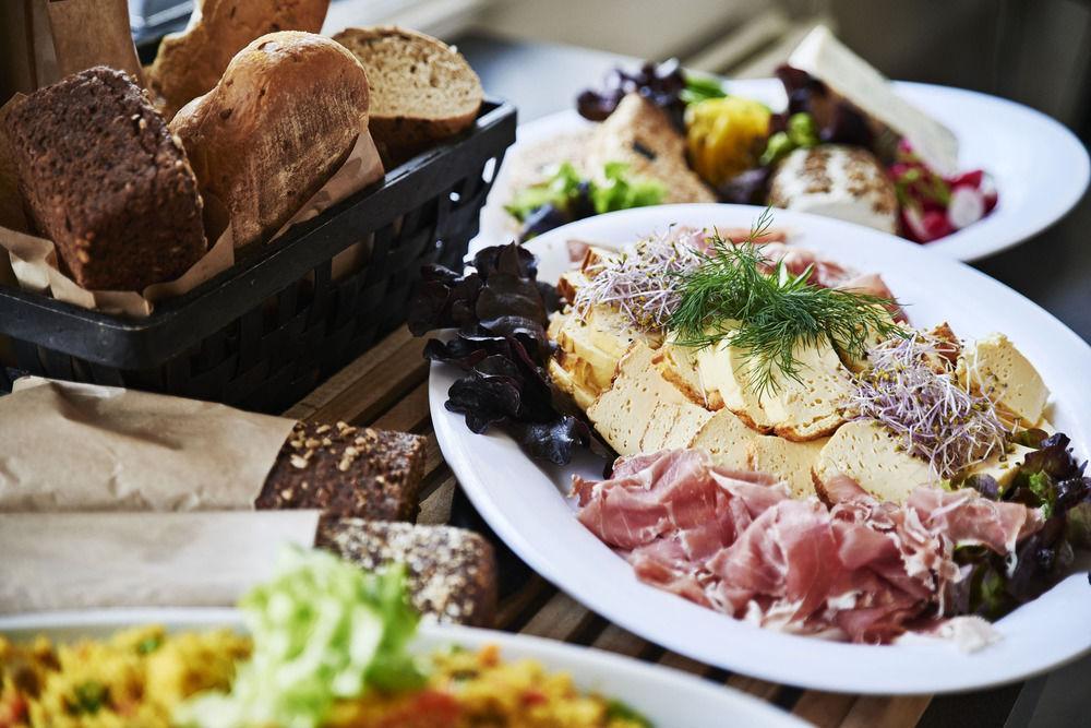 بيت شباب Stoberiet سفينبورغ المظهر الخارجي الصورة A selection of cold buffet items